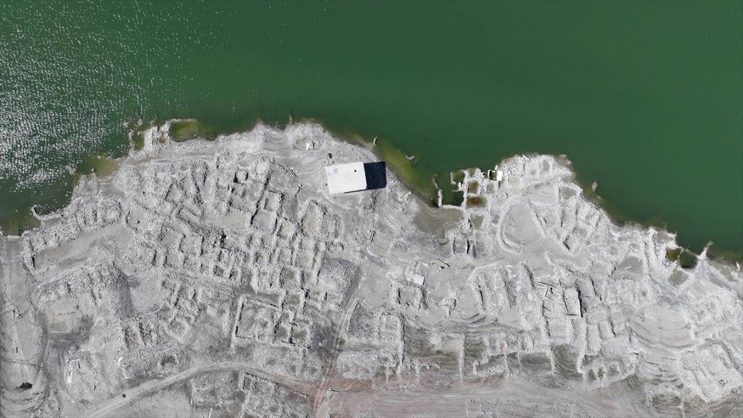 Barajdaki su çekildi, köy enkazı ortaya çıktı, balık kafesleri zeminle buluştu 9